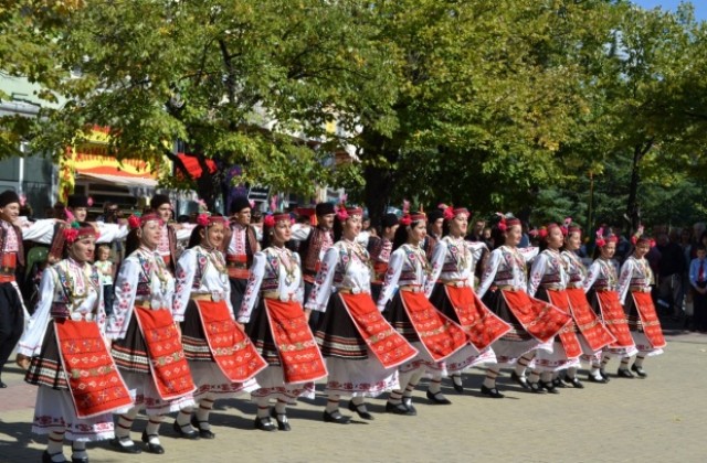 Над 150 са танцьорите в Международния фолклорен фестивал в Казанлък