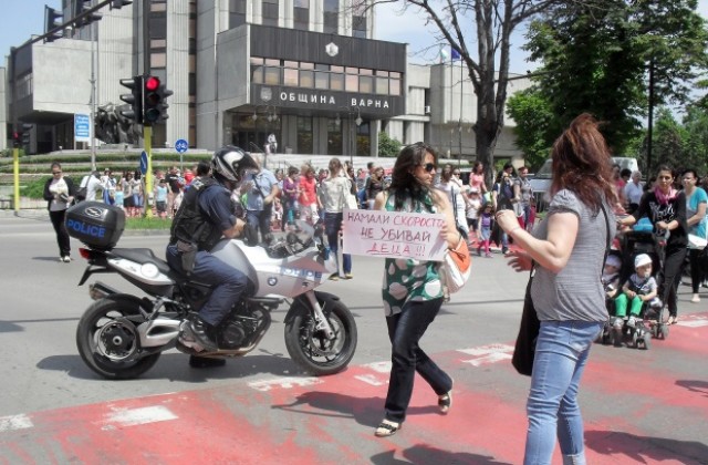 Десетки майки с деца протестираха срещу войната по пътищата (СНИМКИ)