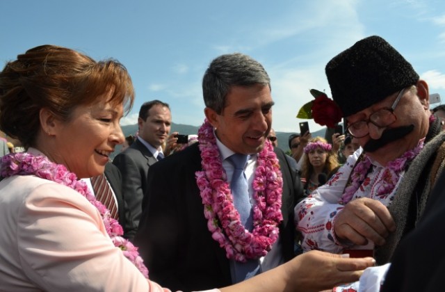 Президентът и еврокомисар Кристалина Георгиева гостуваха на празника на розите