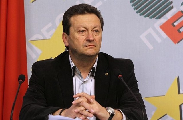 Ако Орешарски подаде оставка, в държавата ще настъпи хаос, смята Ерменков