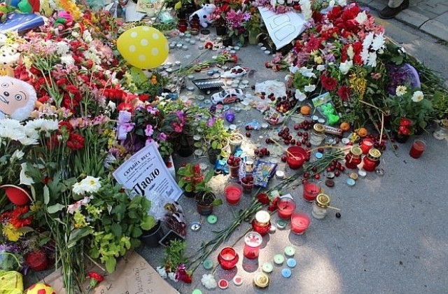 Издирват шофьор, сгазил цветята за Паоло в пешеходната зона