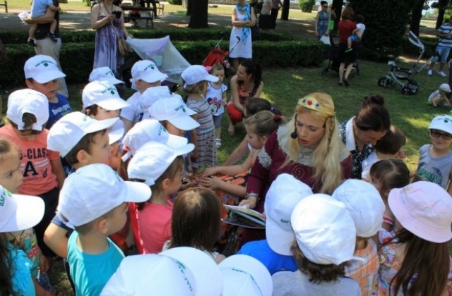 Четене на приказки в Крайдунавския парк през лятото