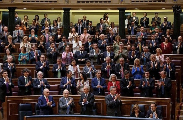 Испанските депутати одобриха закона за абдикацията на крал Хуан Карлос
