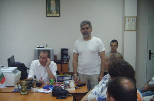 Ангел Джамбазки открива офис във В. Търново, очаква избори през септември