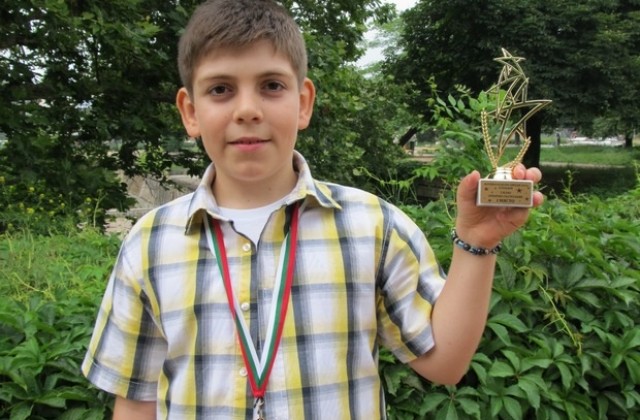 Третокласник от НУХр. Ботев спечели медал и купа в Математически звезди