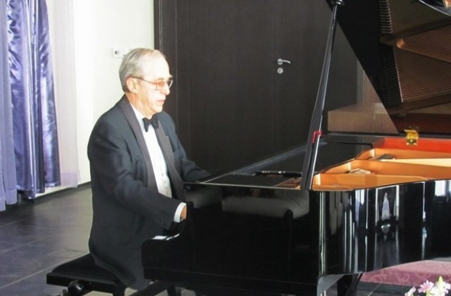 Големият пианист акад. Атанас Куртев ще свири в Панорама Плевенска епопея 1877