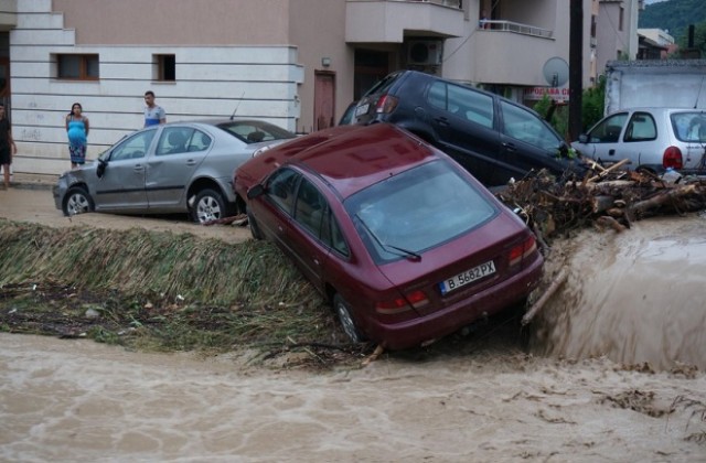 СНИМКИ: Порой удави квартал „Аспарухово” във Варна, броят жертвите