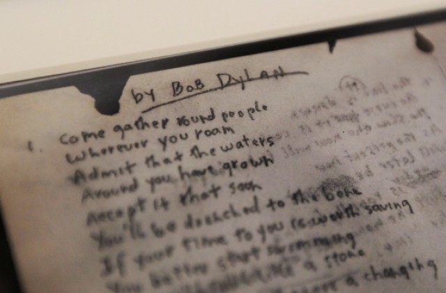 Продадоха ръкописен текст на песен на Боб Дилън за 2 млн. долара