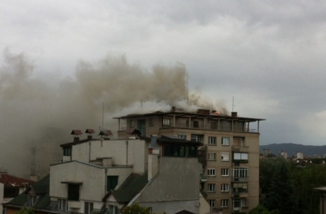 Пожар горя в блок в центъра на София (СНИМКИ и ВИДЕО)