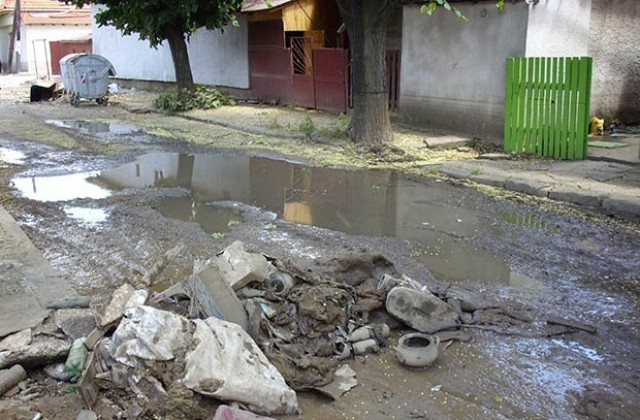 Седем дни след наводнението - районът на Хуманитарна гимназия /снимки и аудио/