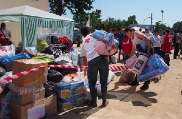 Пристигат още дарения в помощ на пострадалите от наводненията