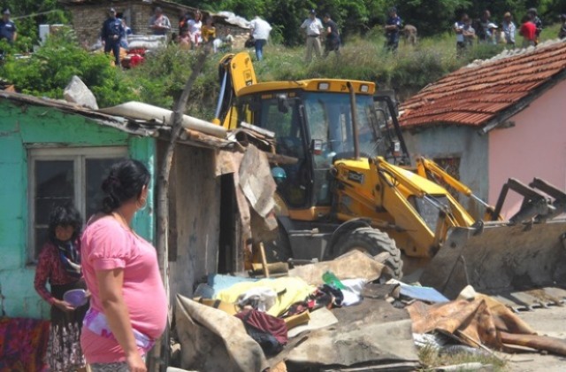 Продължава събарянето на незаконни постройки в Гъбената махала