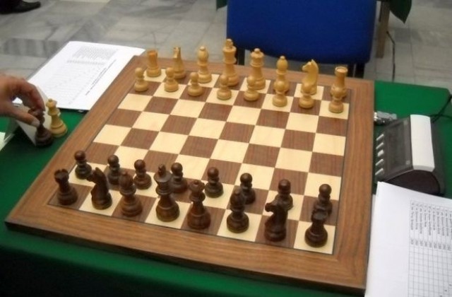 Десетгодишен плевенски шахматист мери сили с мъже в Парацин