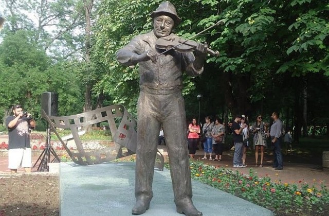 Откриха паметника на Тодор Колев в Шумен (СНИМКИ)