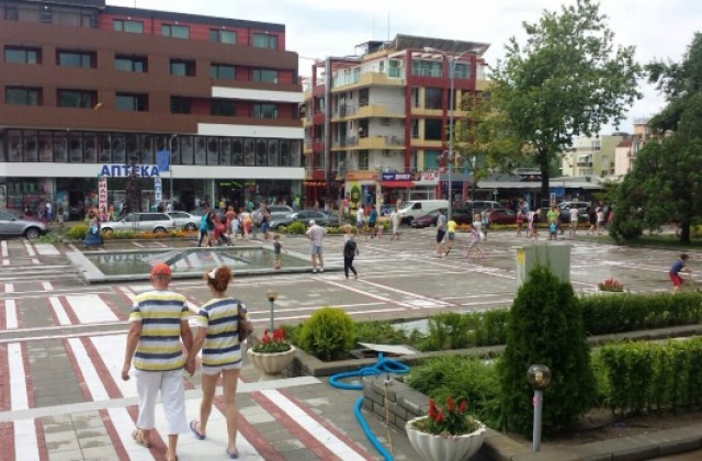 Туристите в Приморско излязоха на разходка, улиците са сухи
