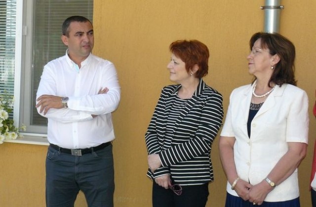 Председателят на Агенцията за защита на децата стана кръстница на два центъра в Луковит
