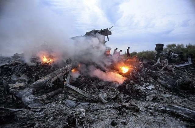 Малайзийски самолет с 298 души на борда падна в Украйна, няма оцелели (ВИДЕО)