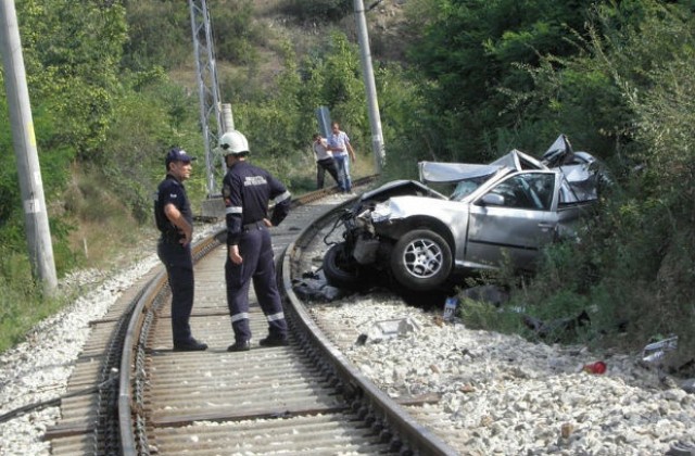 Влак удари кола на жп прелез край Кресна