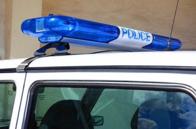 Роми размахват брадви срещу полицаи