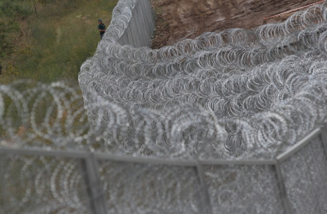 Завършиха оградата по границата с Турция