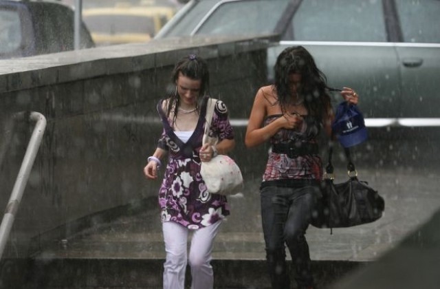 Времето на 23 юли: Дъжд с гръмотевици, на места и градушки