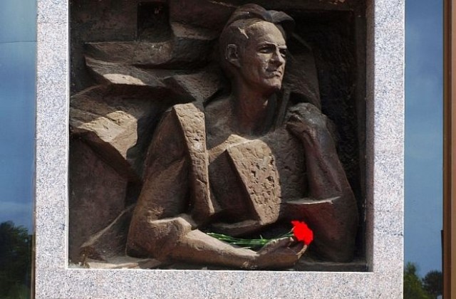 Поклон пред паметта на Вапцаров