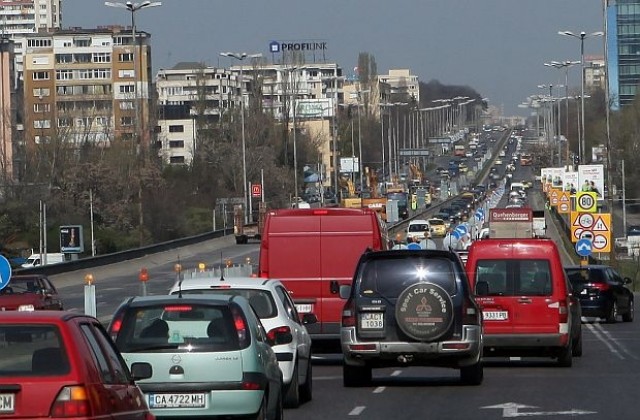 Катастрофа затруднява движението по „Цариградско шосе”
