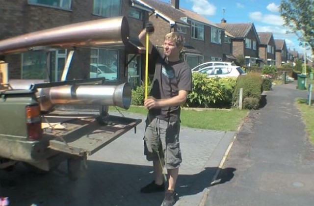 Британец конструира гигантска машина за пръцкане (ВИДЕО)