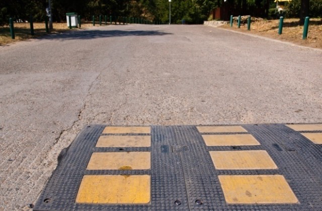 Монтирани са повдигнати пешеходни пътеки в Сливен
