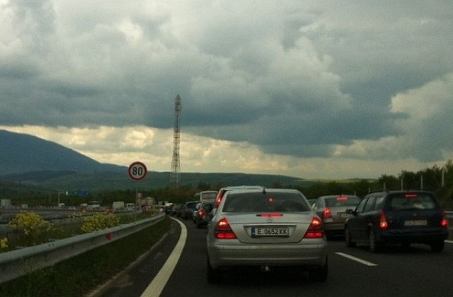 Километрична колона от автомобили на границата с Гърция