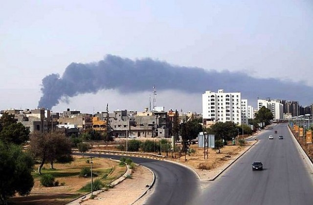 Пожарът в нефтохранилището край Триполи е извън контрол