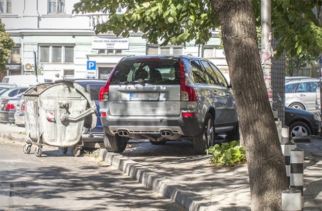 По-строг контрол за паркиралите коли по тротоарите поискаха съветници