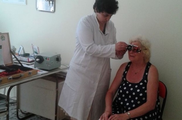 Водещ офталмолог консултира 28 пациенти от Ловеч