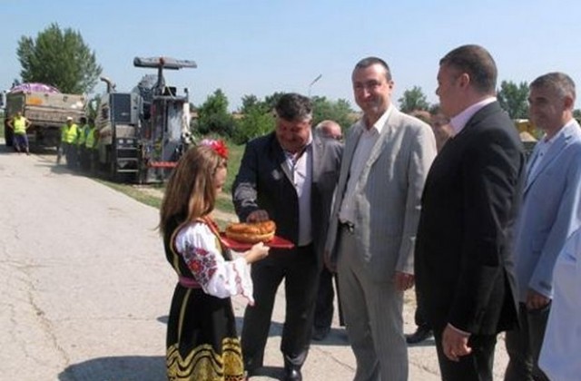 Шефът на ДФ „Земеделие направи първа копка на два пътни участъка в Гулянци