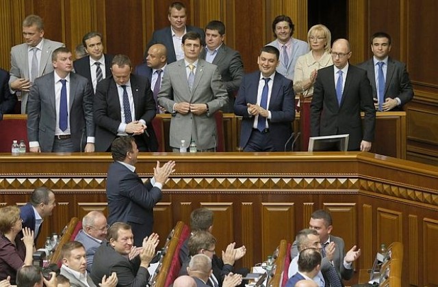 Украинският парламент отхвърли оставката на премиера Яценюк