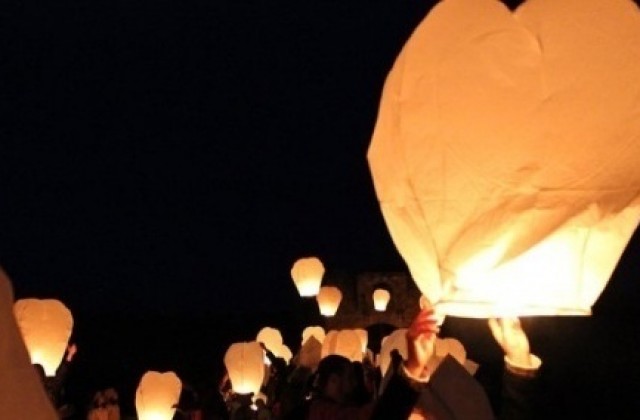 Светещи фенери полетяха над Пловдив в подкрепа на приемната грижа