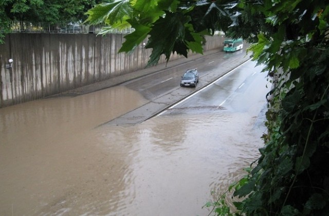 Проливен дъжд наводни подлезите във Враца