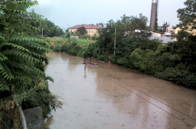 Евакуират село във Врачанско заради преливащ язовир