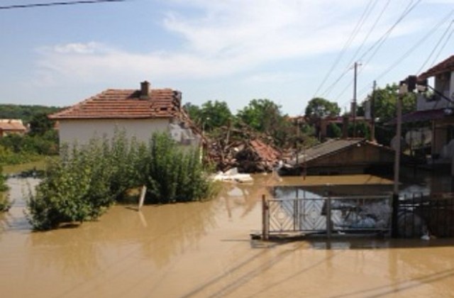 Потопът в Мизия взе една жертва, над 800 души са евакуирани (СНИМКИ)