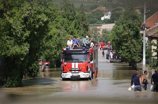 Военни продължават да помагат в пострадалите от наводненията райони