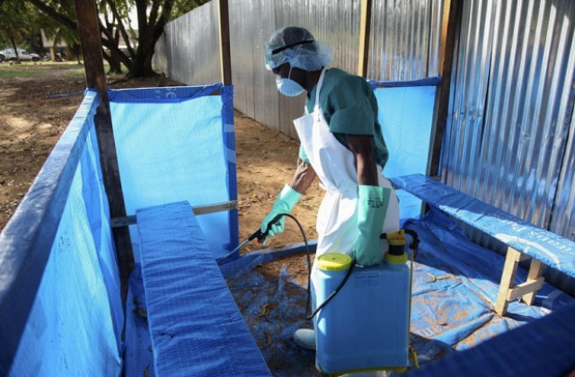 Здравните власти в Либерия наредиха жертвите на Ебола да бъдат кремирани