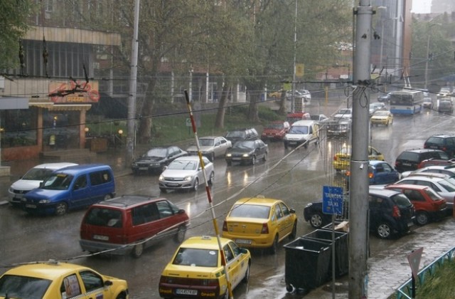 МОСВ предупреди за валежи с гръмотевици и високи речни нива