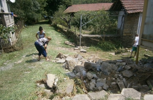 Непознати обикаляли село Враниловци да търсят изхвърлени при потопа вещи