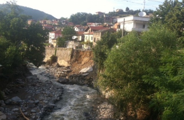 Ограничават преминаването по повреден от пороите мост в Храбрино