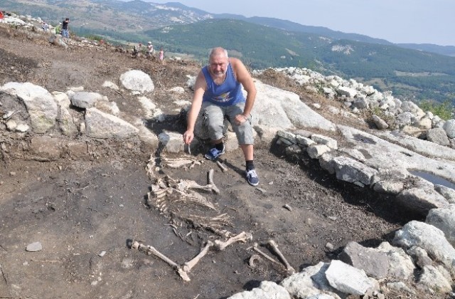 Разкриха погребение на боен кон от XIV век на Перперикон