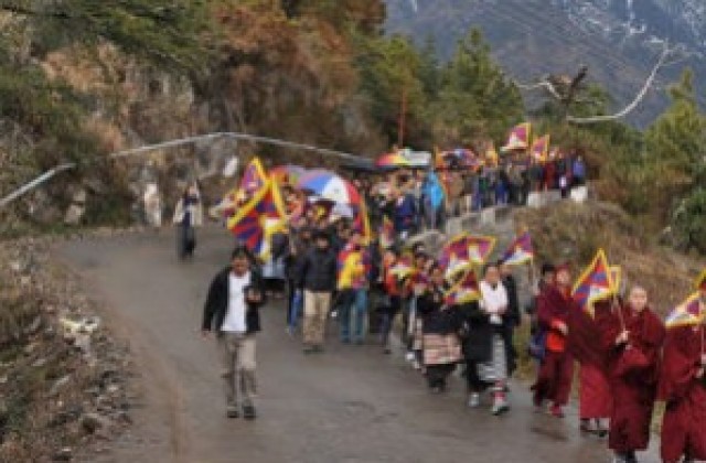 Туристически автобус падна от скала в Тибет