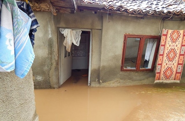 Фондация Помощ за благотворителността в България дарява средства за пострадали от наводнението добричлии