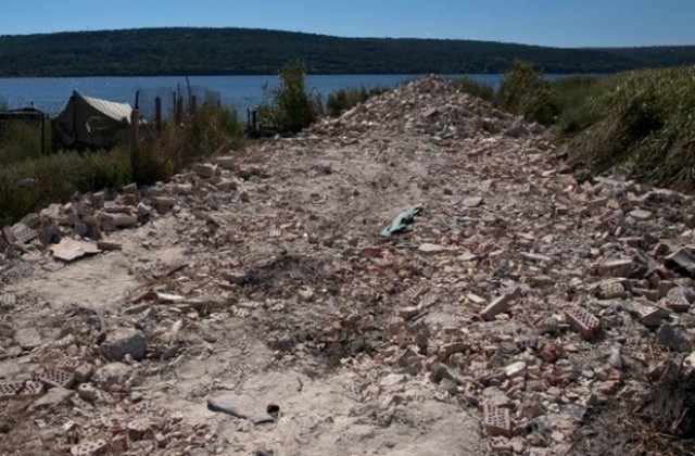 В РИОСВ нямат информация за произхода на отпадъците в язовира край Гривица