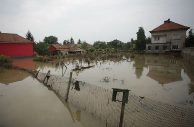 В Мизия не достигат доброволци за разчистването след потопа