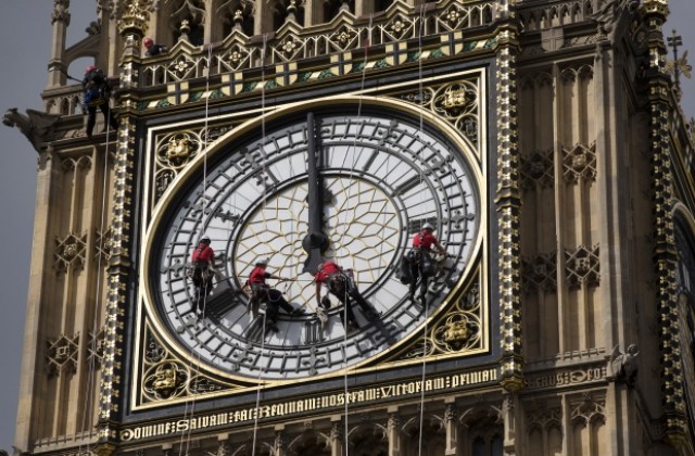 Почистват лондонския часовник Биг Бен